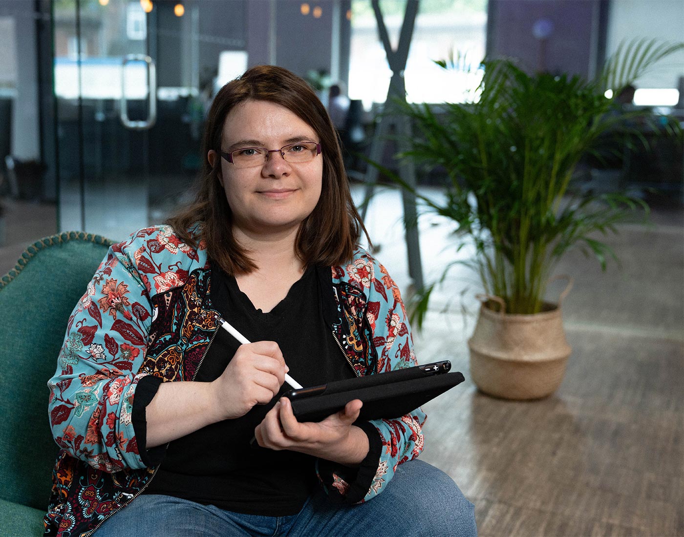 Unsere Designerin Bettina hält ihr IPad in der Hand, welches sie für ihre genialen Illustiationen täglich nutzt.