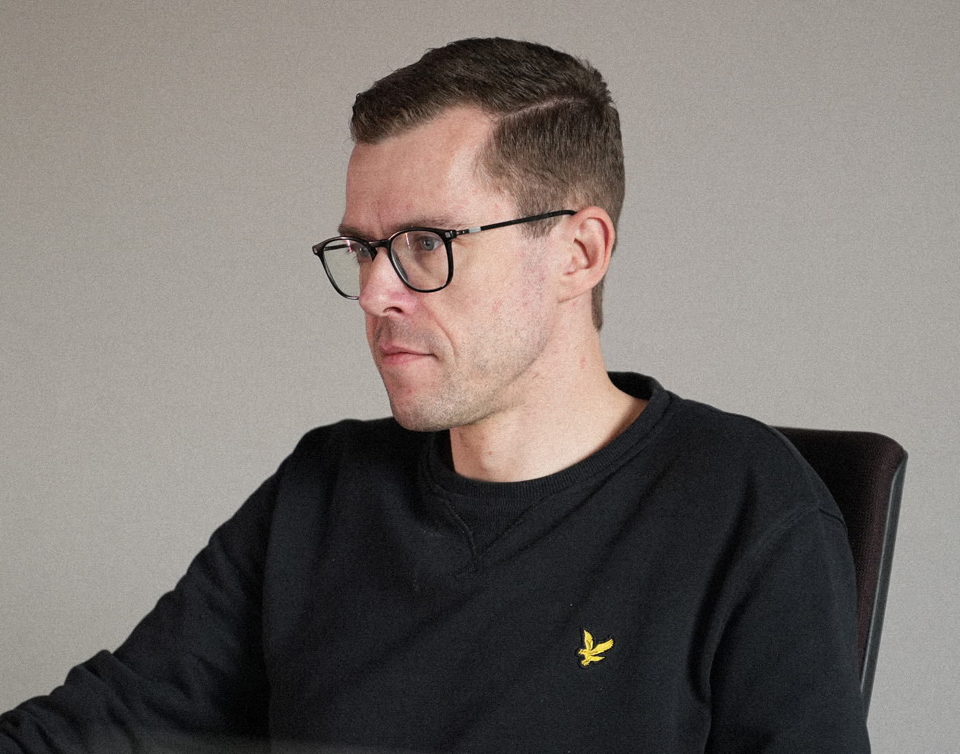 Unser Editor Nico sitzt konzentriert an seinem Laptop.