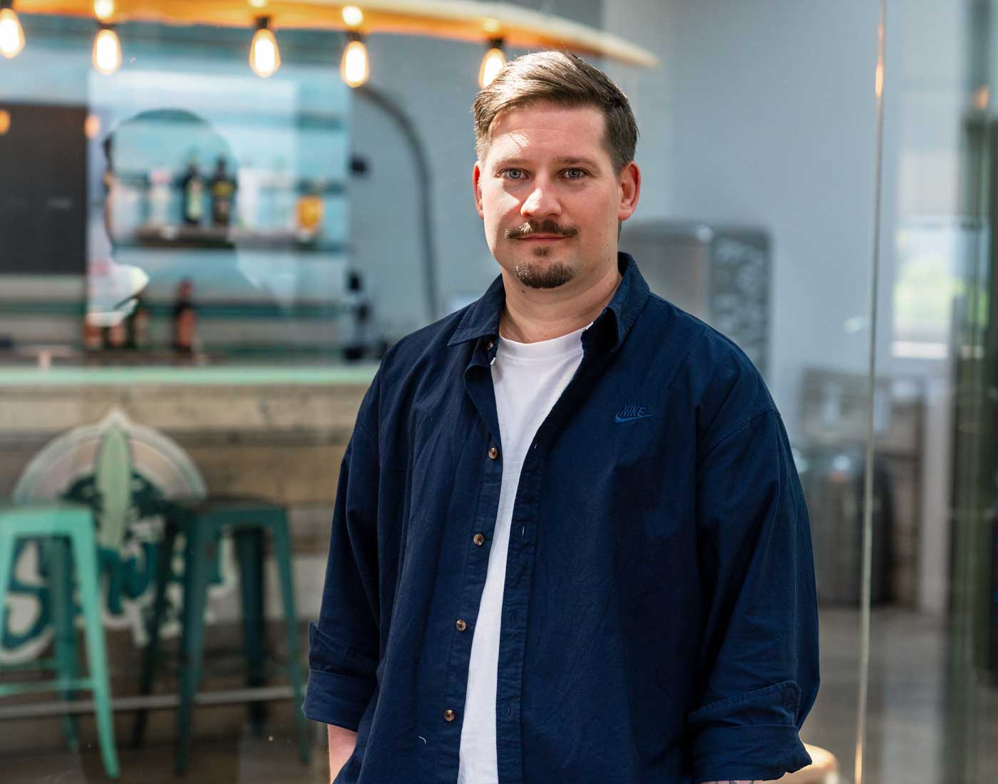 Unser Art Director Torsten sitzt konzentriert an seinem Laptop.