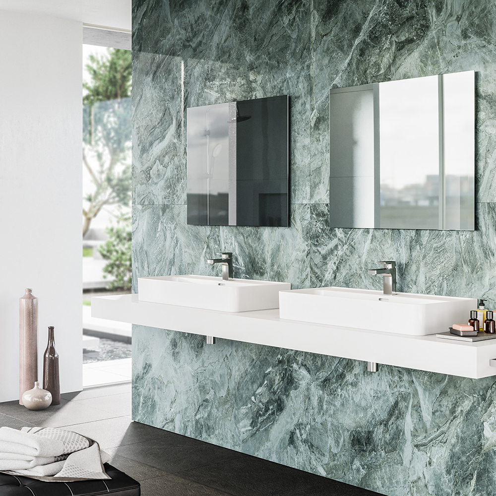 3D-Visualisierung eines luxuriösen Badezimmers mit grünem Marmor, hochwertiger Innenarchitektur und atmosphärischer Lichtstimmung