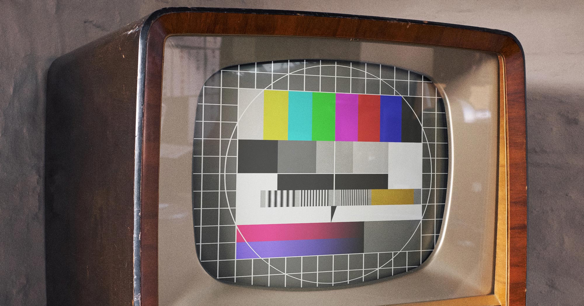 Ein alter Fernseher mit Holzrahmen zeigt ein Testbild in verschiedenen Farben und Mustern. Das Bild symbolisiert die Vielfalt und Qualität der angebotenen Leistungen.