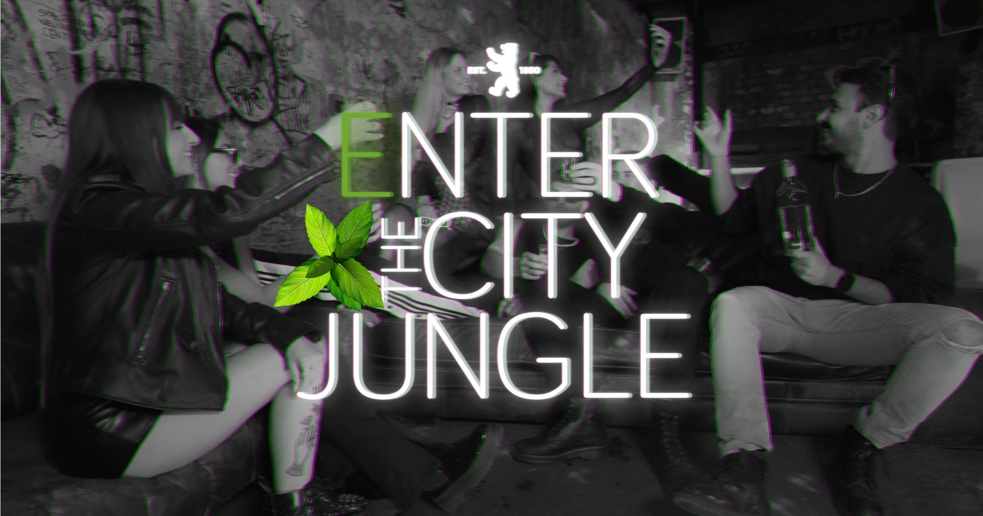 Eine Freundesgruppe trinkt PFEEFI im Club