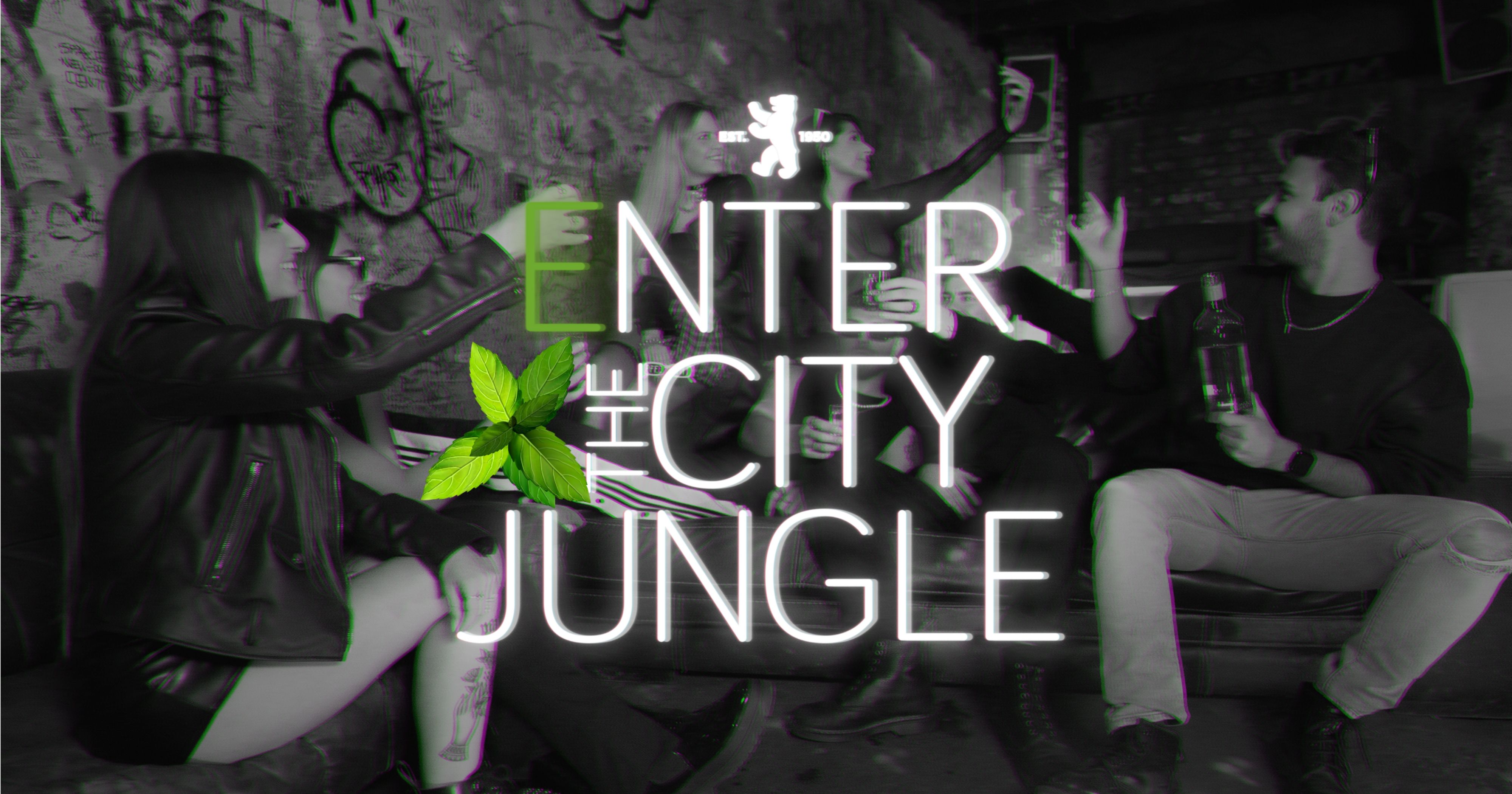 Eine Freundesgruppe trinkt PFEEFI im Club