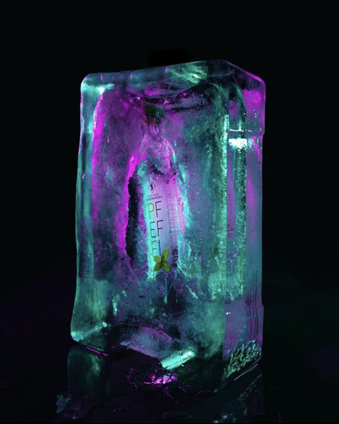 PFEFFI Flasche in einem Eisblock