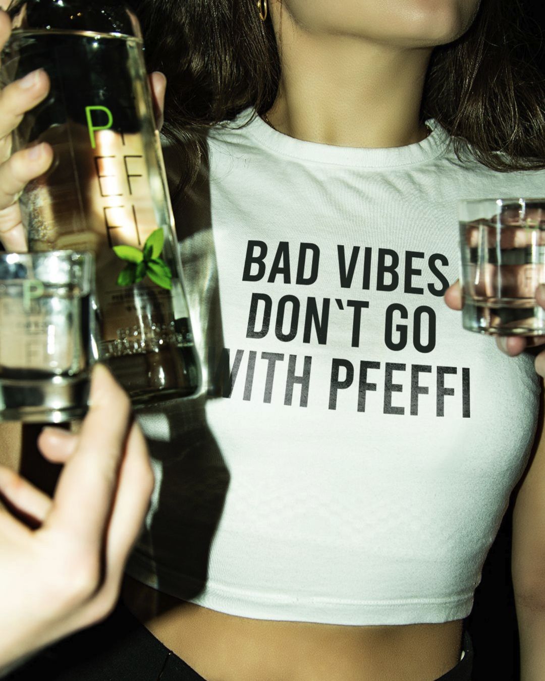 Eine Frau mit PFEFFI-Shirt im Club