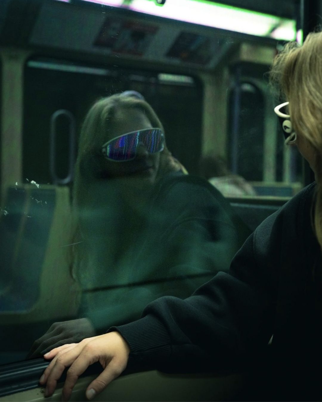 Junge Frau mit Sonnenbrille in der U-Bahn