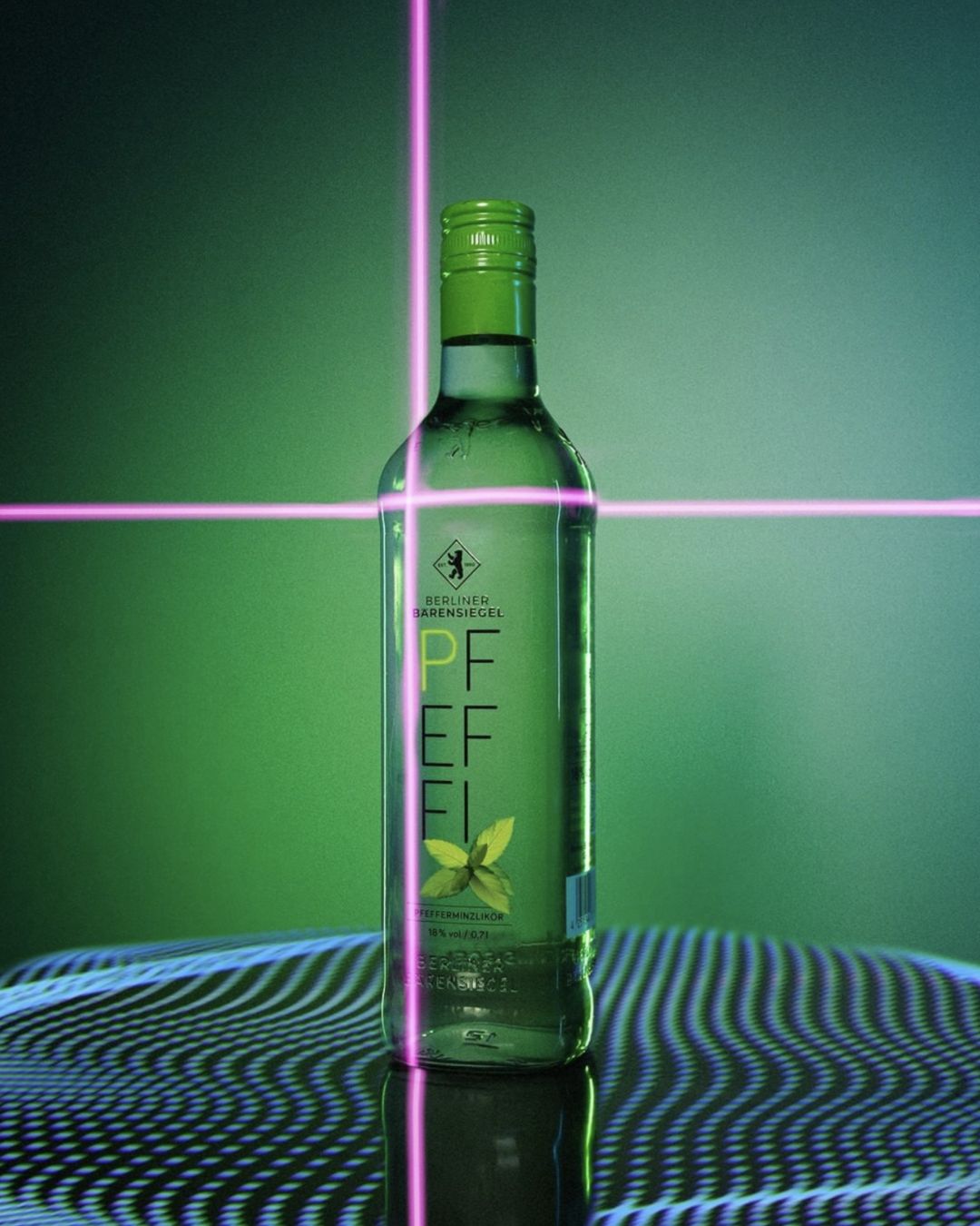 Eine PFEFFI Flasche mit projiziertem Laser-Fadenkreuz 