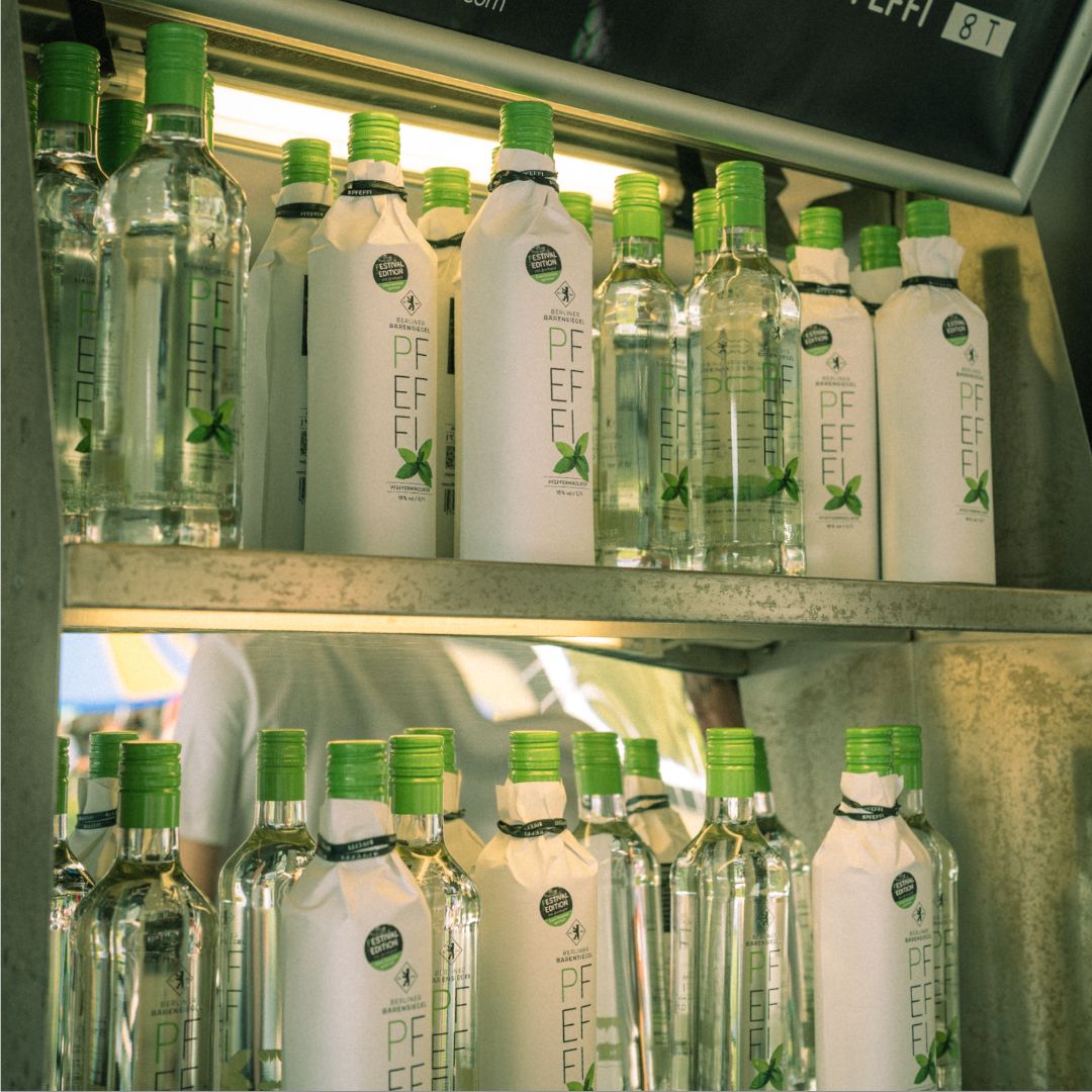 PFEFFI Barwagenregal mit PFEFFI Flaschen