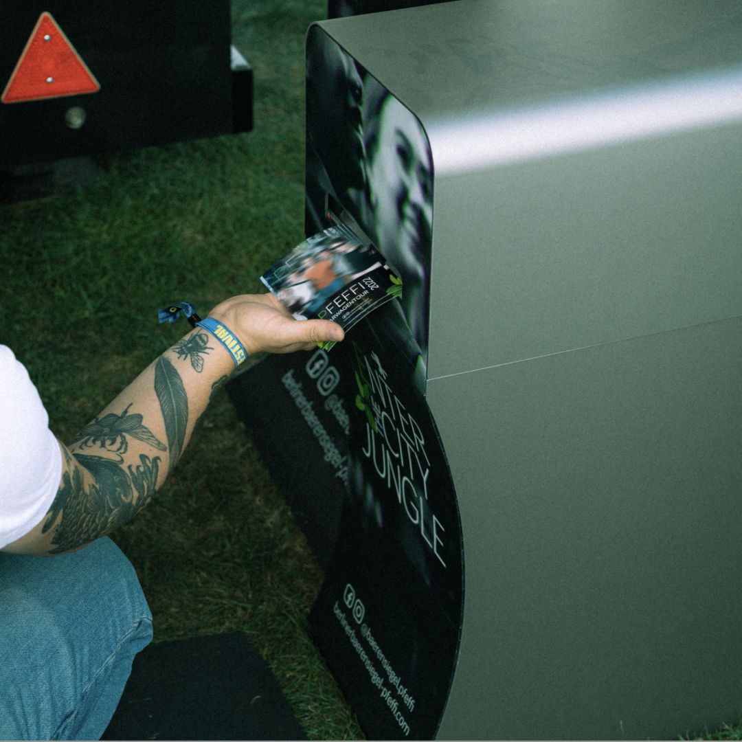 Ein Bild wird aus einer Fotobox entnommen