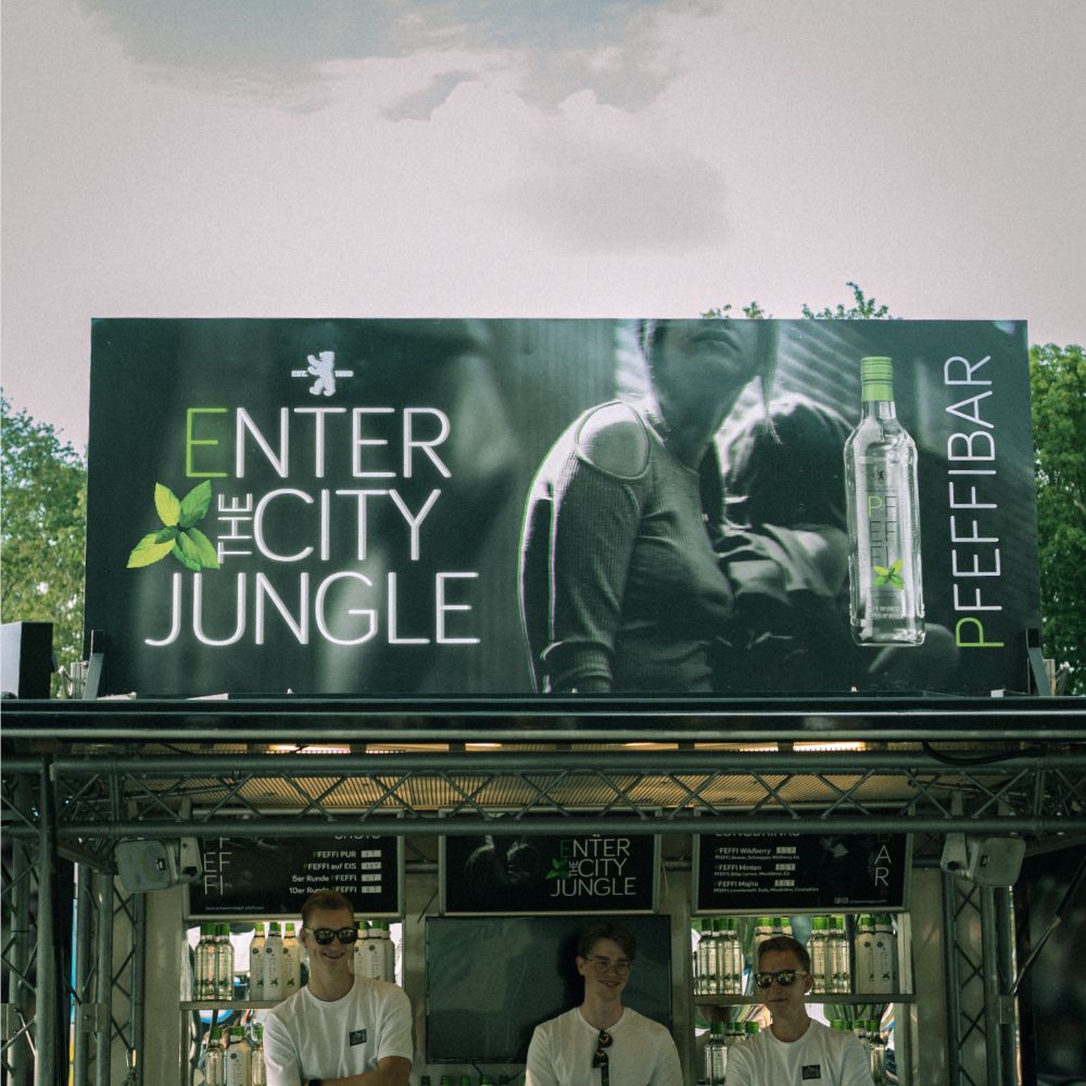 PFEFFI Barwagen auf einem Festival