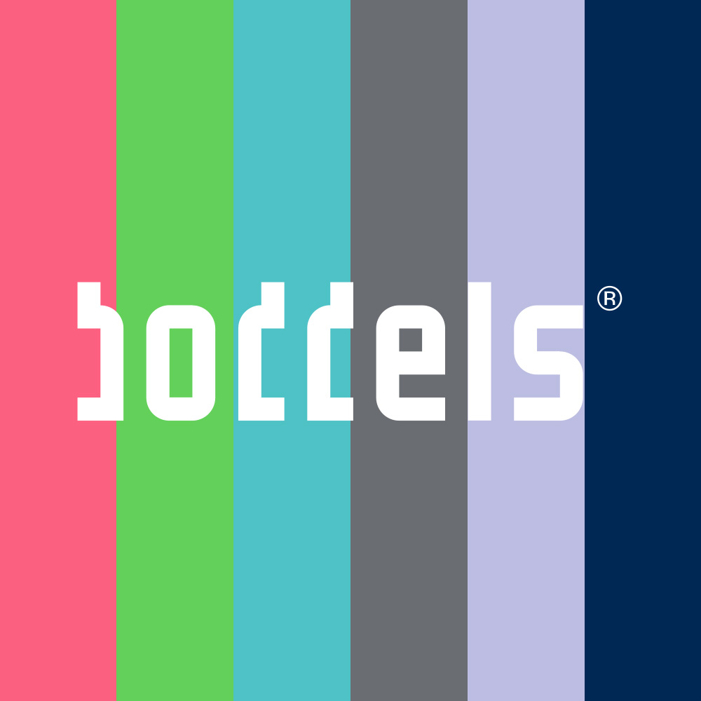 Dieses Bild zeigt das Boddels Logo auf bunt-gestreiftem Grund.