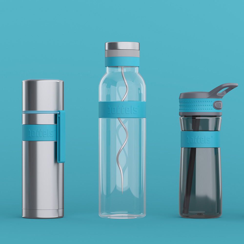 Das Foto zeigt unterschiedliche Boddels Trinkflaschen auf hellblauem Grund.