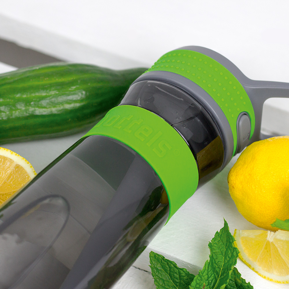 Das Foto zeigt eine Boddels Trinkflasche in grün nebst Gurke, Minze und Zitrone liegend.