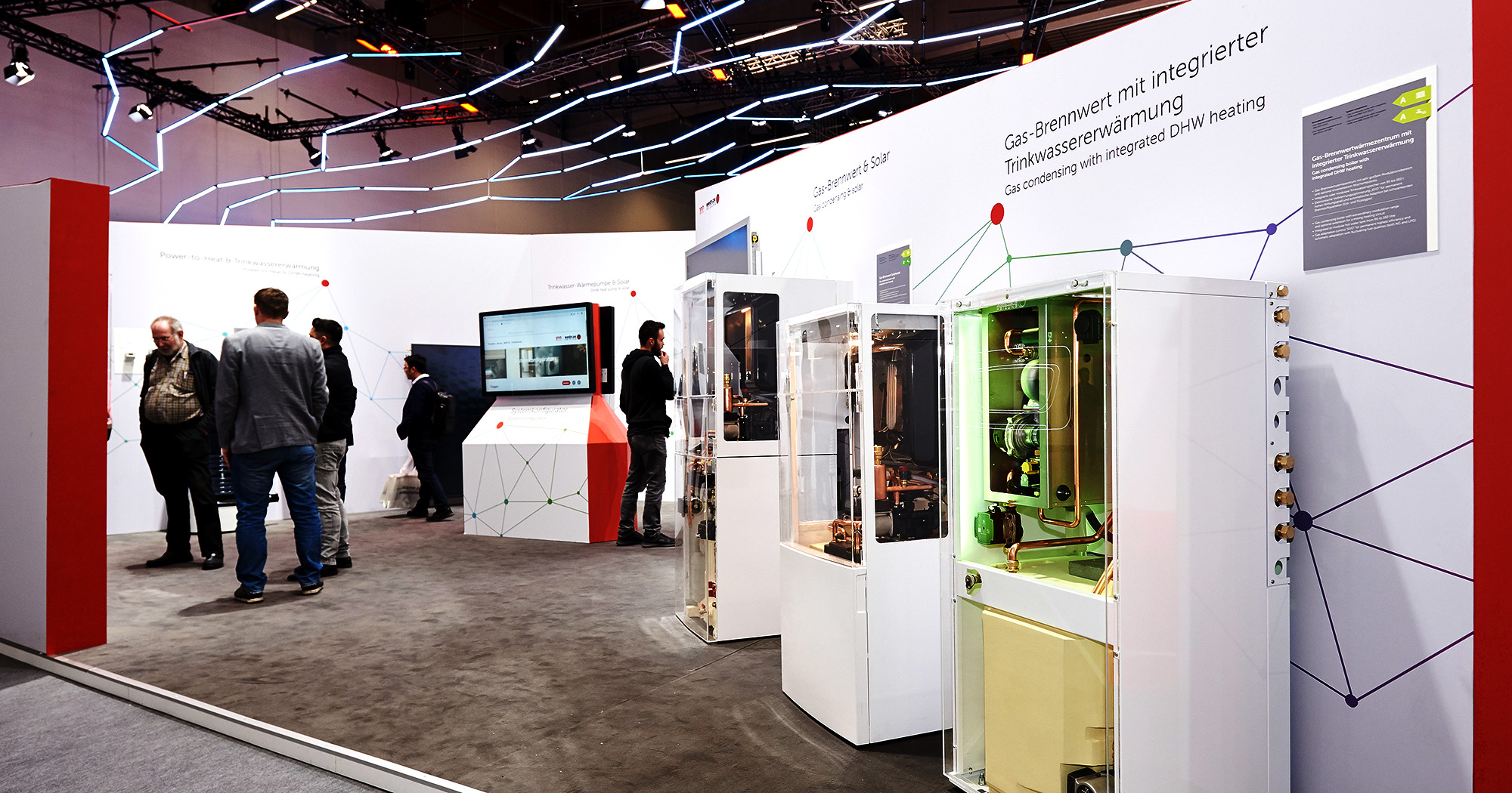 Das Foto zeigt Messebesucher, die unterschiedliche Bauteile der BRÖTJE Produkte als Exponate betrachten.