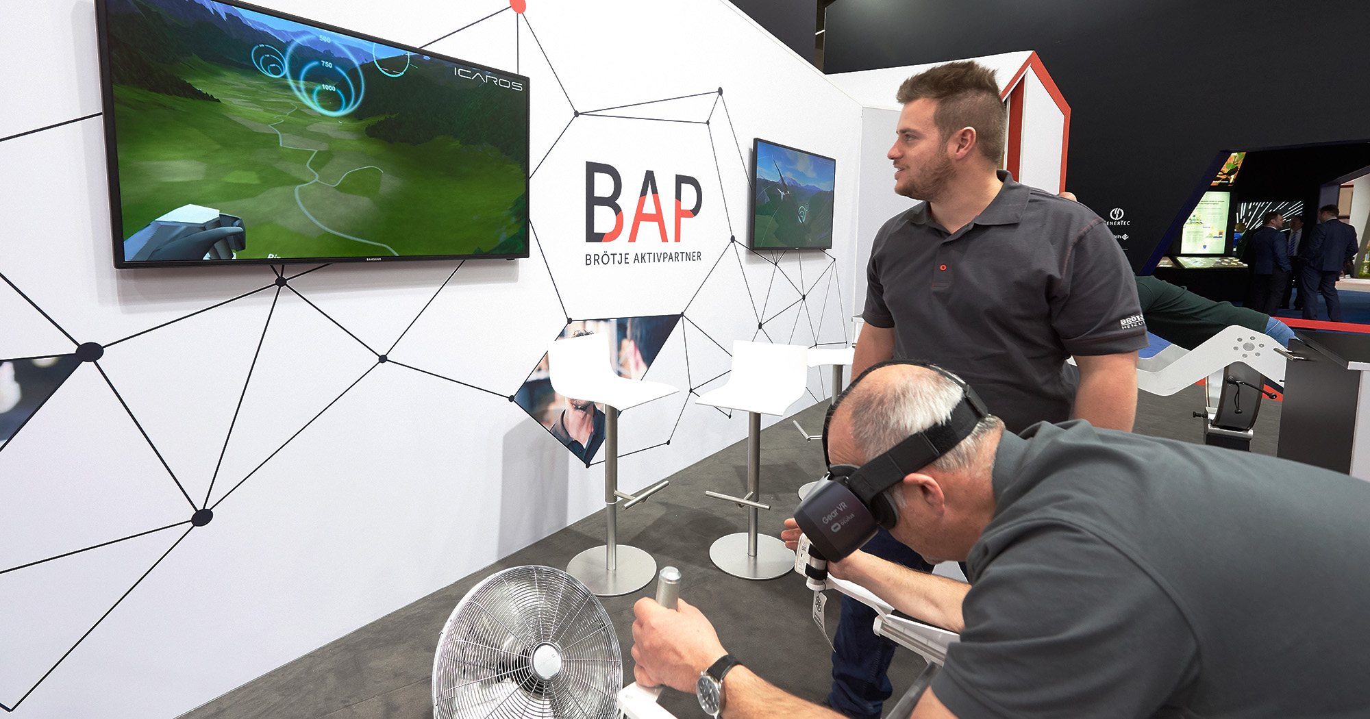 Das Foto zeigt eine Person in einem Flugsimulator auf dem BRÖTJE Messestand.