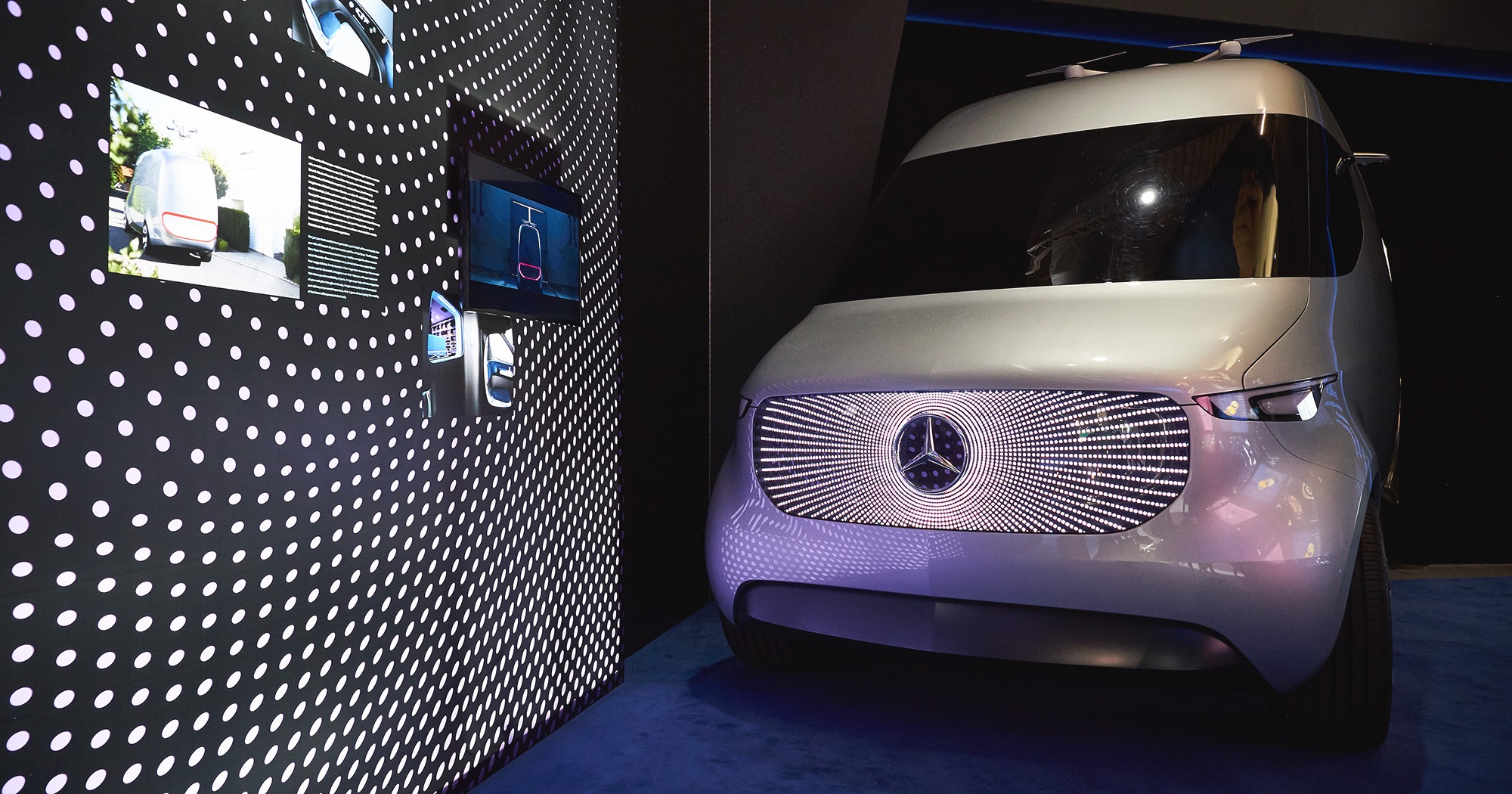 Das Foto zeigt einen futuristischen Van von Mercedes auf dem BRÖTJE-Stand der ISH.