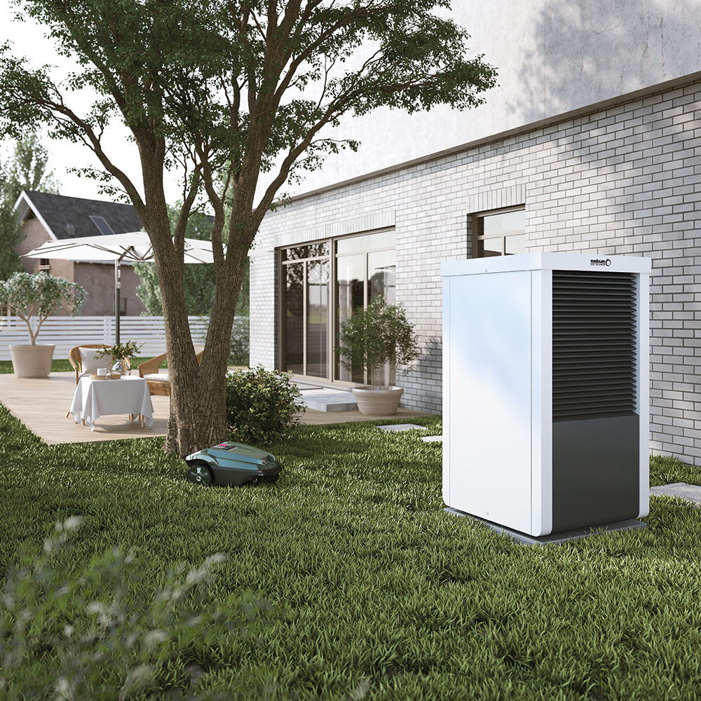 Das Bild zeigt das Außengerät einer BRÖTJE Wärmepumpe in einem Garten.