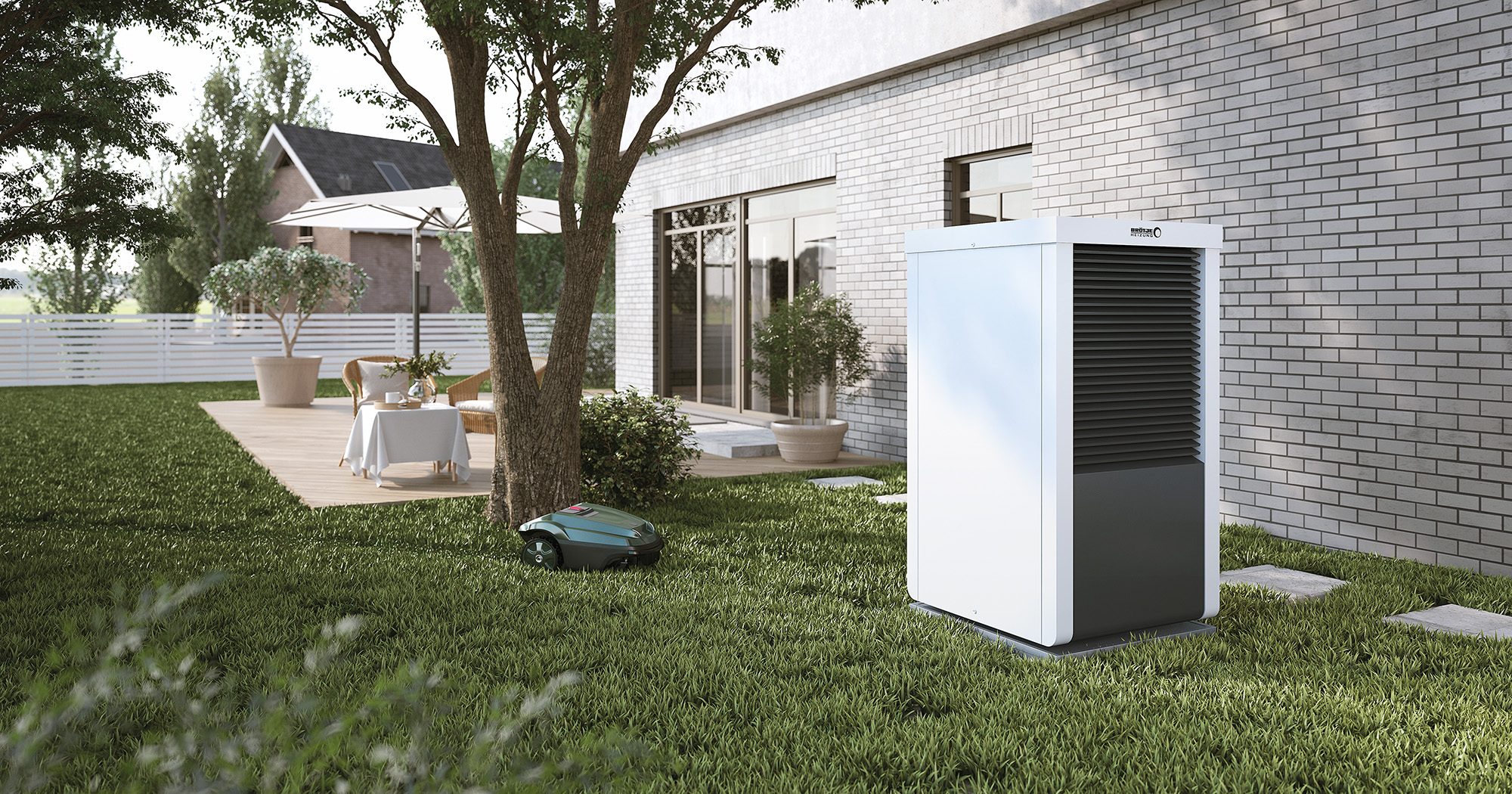 Das Bild zeigt das Außengerät einer BRÖTJE Wärmepumpe in einem Garten.