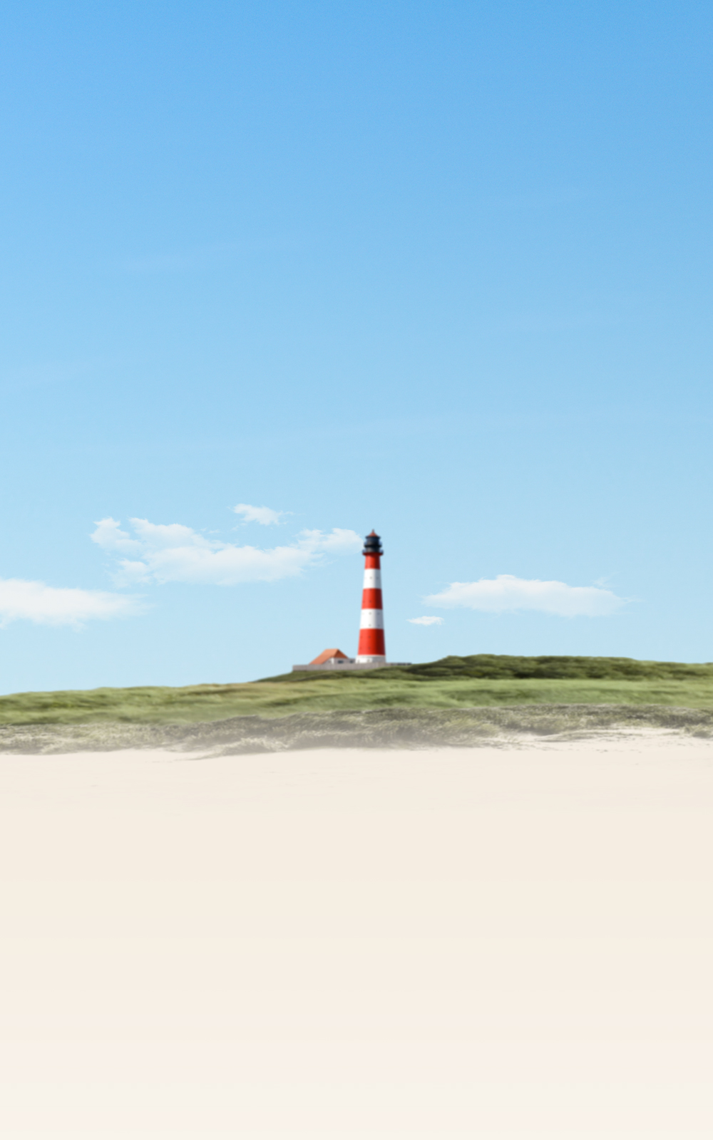 Das Bild zeigt einen Strand mit Dünen und blauem Himmel. Im Hintergrund ein Leuchtturm.