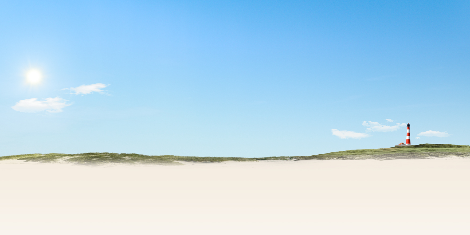 Das Bild zeigt einen Strand mit Dünen und blauem Himmel. Im Hintergrund ein Leuchtturm.
