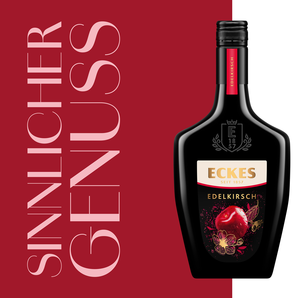 ECKES Edelkirsch Flasche vor einem roten Hintergrund mit dem Schriftzug "Sinnlicher Genuss" in eleganter, rosa Schrift