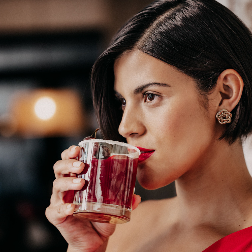 Menschen bereiten Drinks zu, stoßen miteinander an und verbringen gemeinsame Zeit in unterschiedlichen Innen- und Außenbereichen. Die Szenen zeigen die ECKES Sorten als Teil gemeinsamer Begegnungen und kleiner Genussmomente im Alltag. Die Leitidee „Magic of Everyday Life“ und der neue Markenauftritt von ECKES werden veranschaulicht.