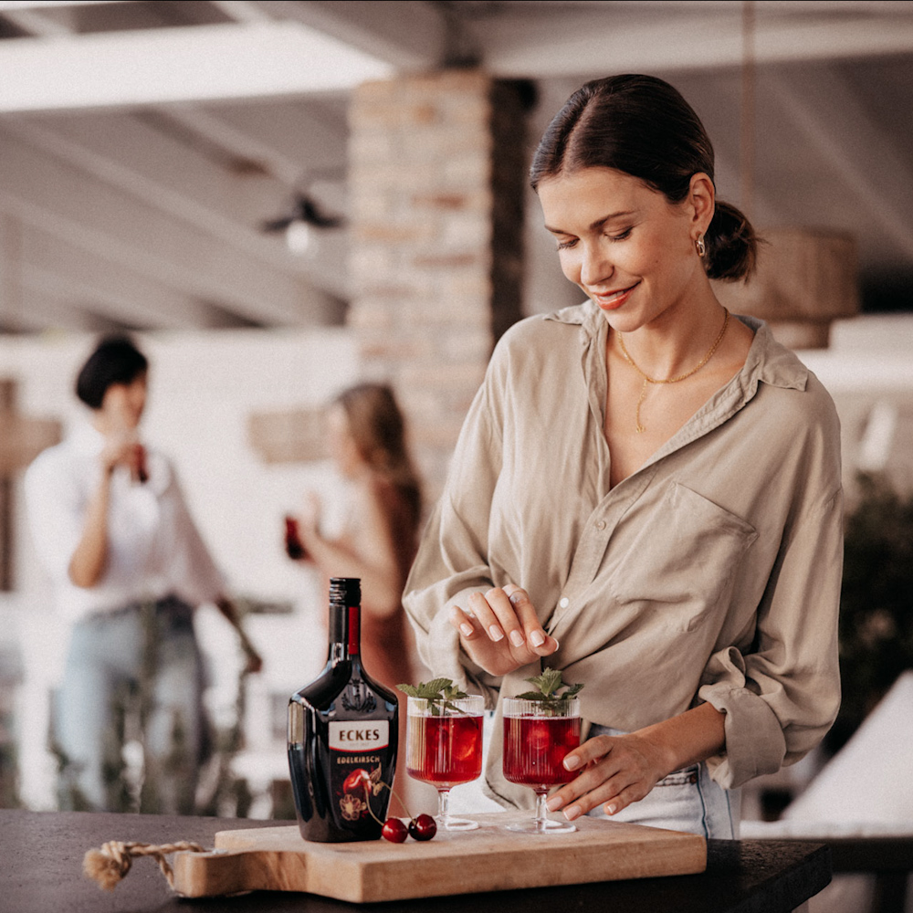 Menschen bereiten Drinks zu, stoßen miteinander an und verbringen gemeinsame Zeit in unterschiedlichen Innen- und Außenbereichen. Die Szenen zeigen die ECKES Sorten als Teil gemeinsamer Begegnungen und kleiner Genussmomente im Alltag. Die Leitidee „Magic of Everyday Life“ und der neue Markenauftritt von ECKES werden veranschaulicht.