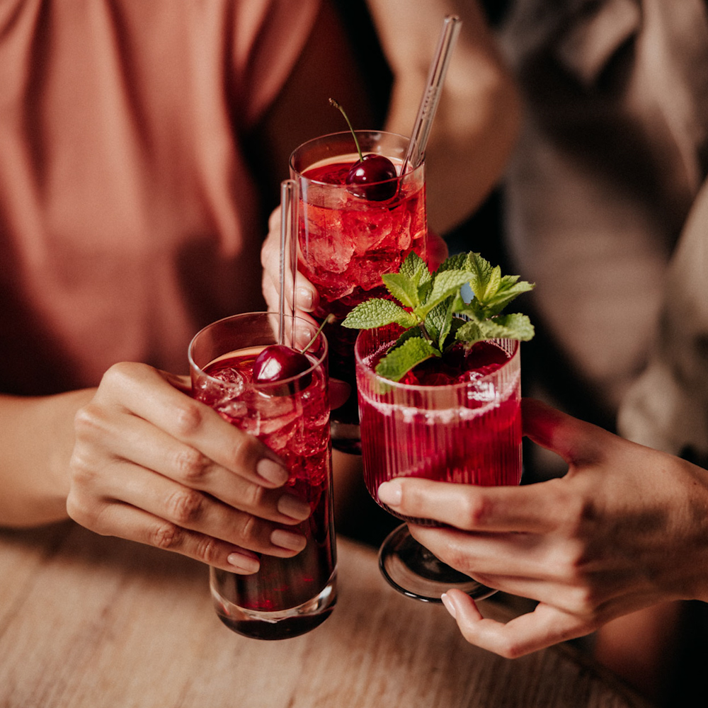 Menschen bereiten Drinks zu, stoßen miteinander an und verbringen gemeinsame Zeit in unterschiedlichen Innen- und Außenbereichen. Die Szenen zeigen die ECKES Sorten als Teil gemeinsamer Begegnungen und kleiner Genussmomente im Alltag. Die Leitidee „Magic of Everyday Life“ und der neue Markenauftritt von ECKES werden veranschaulicht.