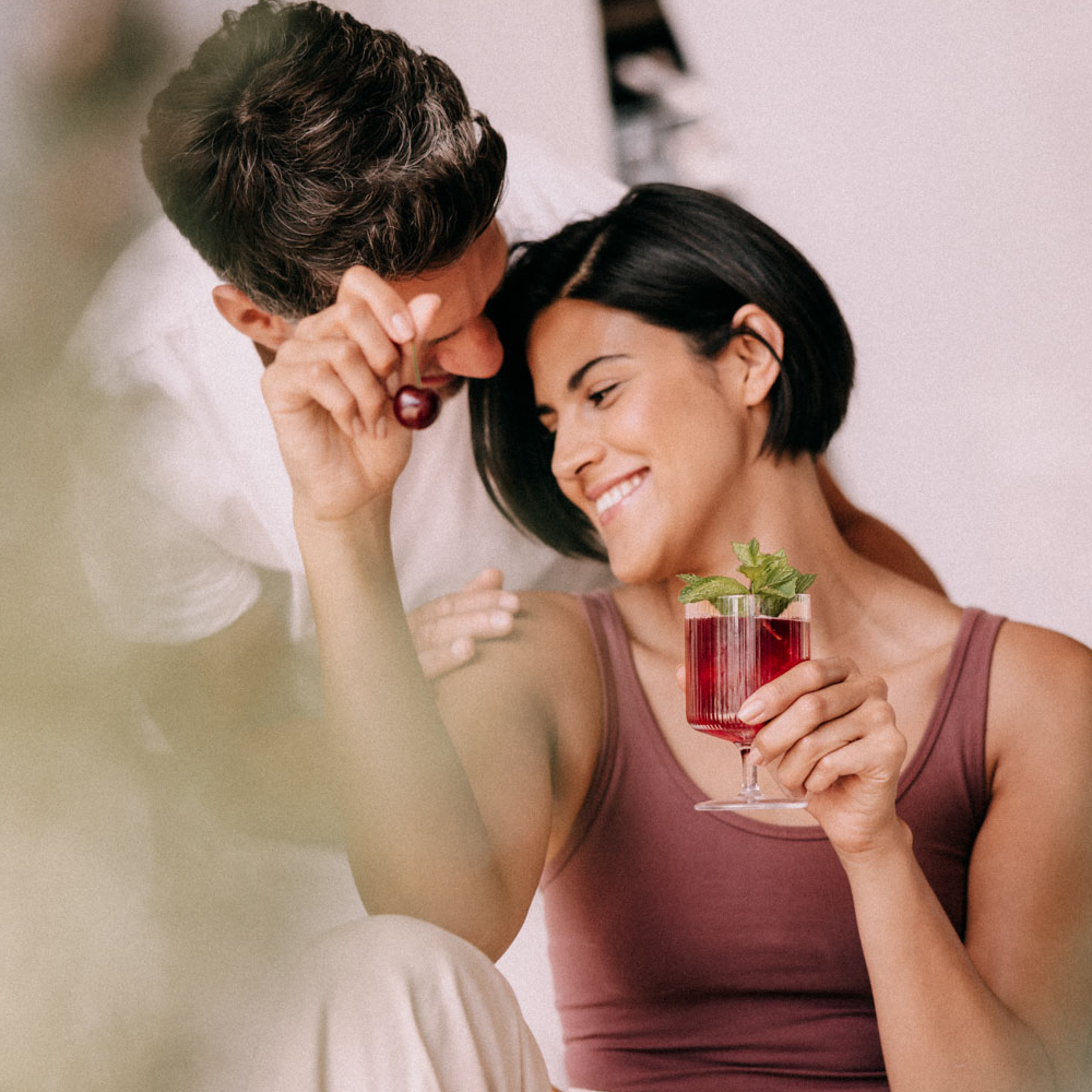 Menschen bereiten Drinks zu, stoßen miteinander an und verbringen gemeinsame Zeit in unterschiedlichen Innen- und Außenbereichen. Die Szenen zeigen die ECKES Sorten als Teil gemeinsamer Begegnungen und kleiner Genussmomente im Alltag. Die Leitidee „Magic of Everyday Life“ und der neue Markenauftritt von ECKES werden veranschaulicht.