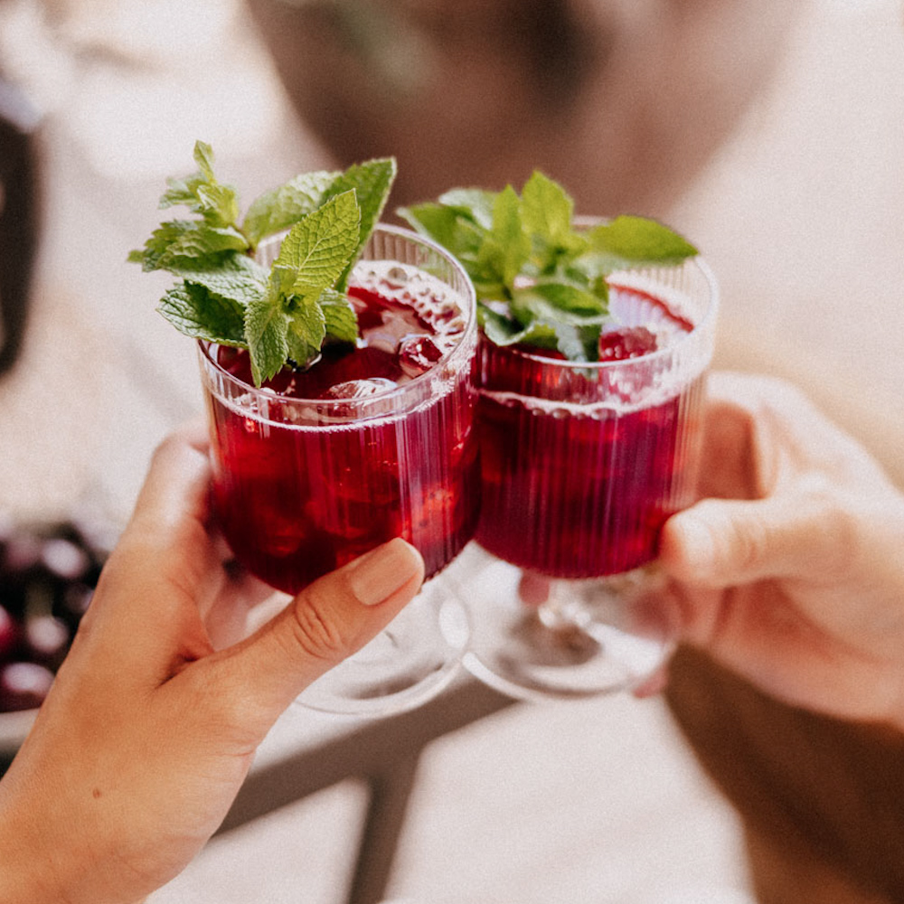 Menschen bereiten Drinks zu, stoßen miteinander an und verbringen gemeinsame Zeit in unterschiedlichen Innen- und Außenbereichen. Die Szenen zeigen die ECKES Sorten als Teil gemeinsamer Begegnungen und kleiner Genussmomente im Alltag. Die Leitidee „Magic of Everyday Life“ und der neue Markenauftritt von ECKES werden veranschaulicht.