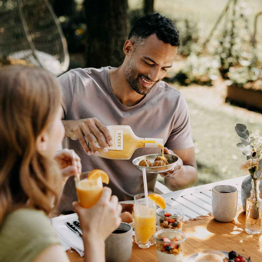 Menschen bereiten Drinks zu, stoßen miteinander an und verbringen gemeinsame Zeit in unterschiedlichen Innen- und Außenbereichen. Die Szenen zeigen die ECKES Sorten als Teil gemeinsamer Begegnungen und kleiner Genussmomente im Alltag. Die Leitidee „Magic of Everyday Life“ und der neue Markenauftritt von ECKES werden veranschaulicht.