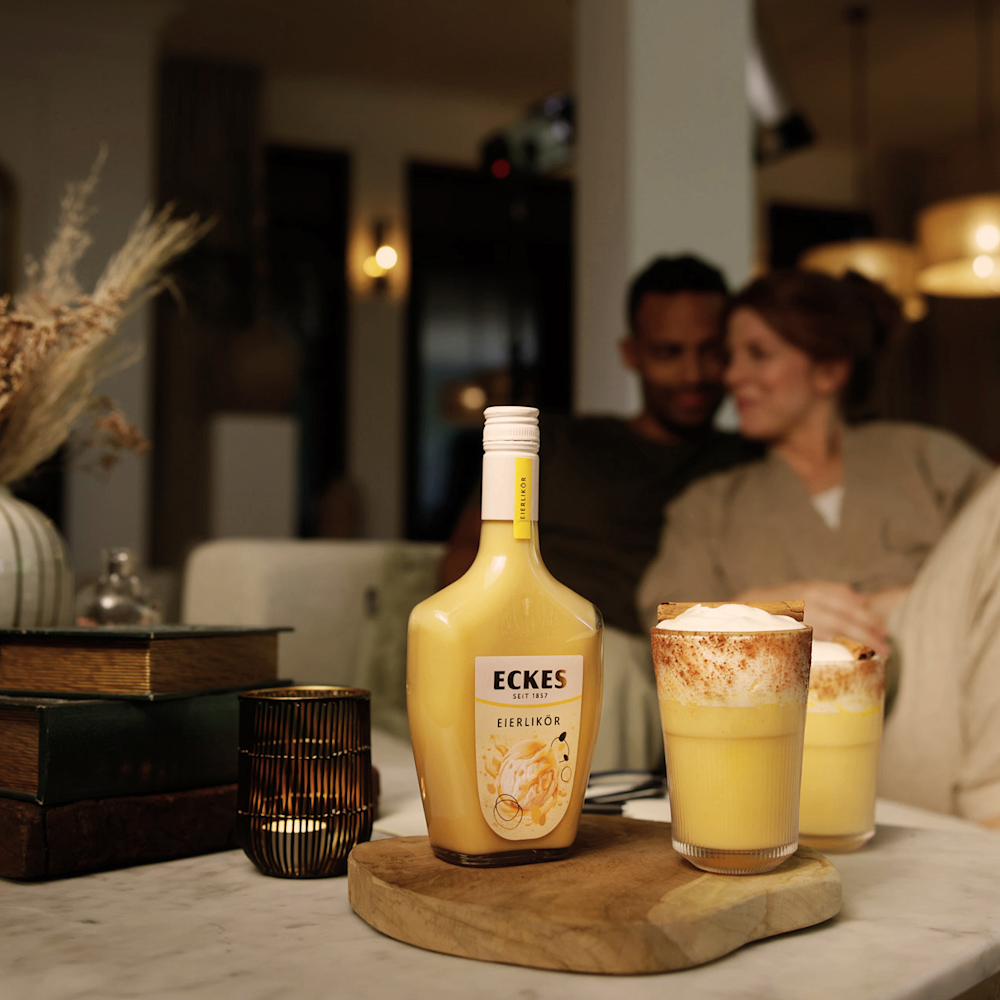 Menschen bereiten Drinks zu, stoßen miteinander an und verbringen gemeinsame Zeit in unterschiedlichen Innen- und Außenbereichen. Die Szenen zeigen die ECKES Sorten als Teil gemeinsamer Begegnungen und kleiner Genussmomente im Alltag. Die Leitidee „Magic of Everyday Life“ und der neue Markenauftritt von ECKES werden veranschaulicht.
