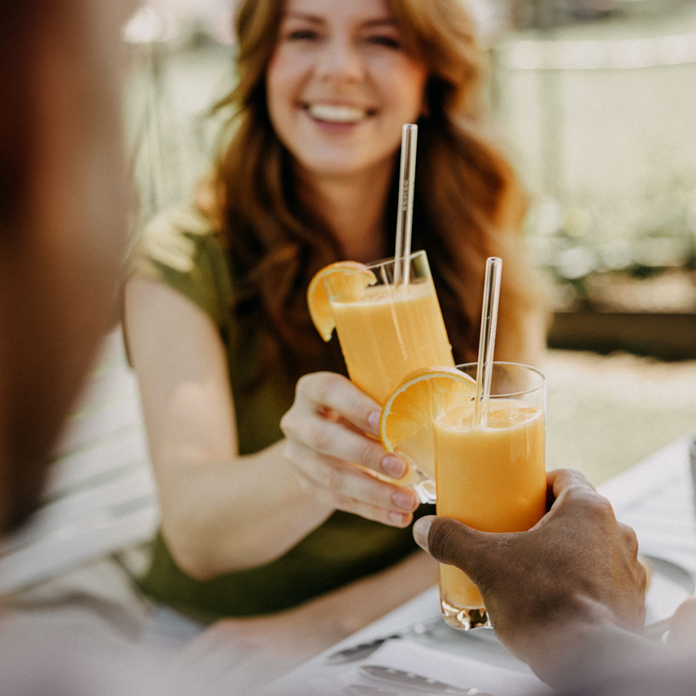 Menschen bereiten Drinks zu, stoßen miteinander an und verbringen gemeinsame Zeit in unterschiedlichen Innen- und Außenbereichen. Die Szenen zeigen die ECKES Sorten als Teil gemeinsamer Begegnungen und kleiner Genussmomente im Alltag. Die Leitidee „Magic of Everyday Life“ und der neue Markenauftritt von ECKES werden veranschaulicht.