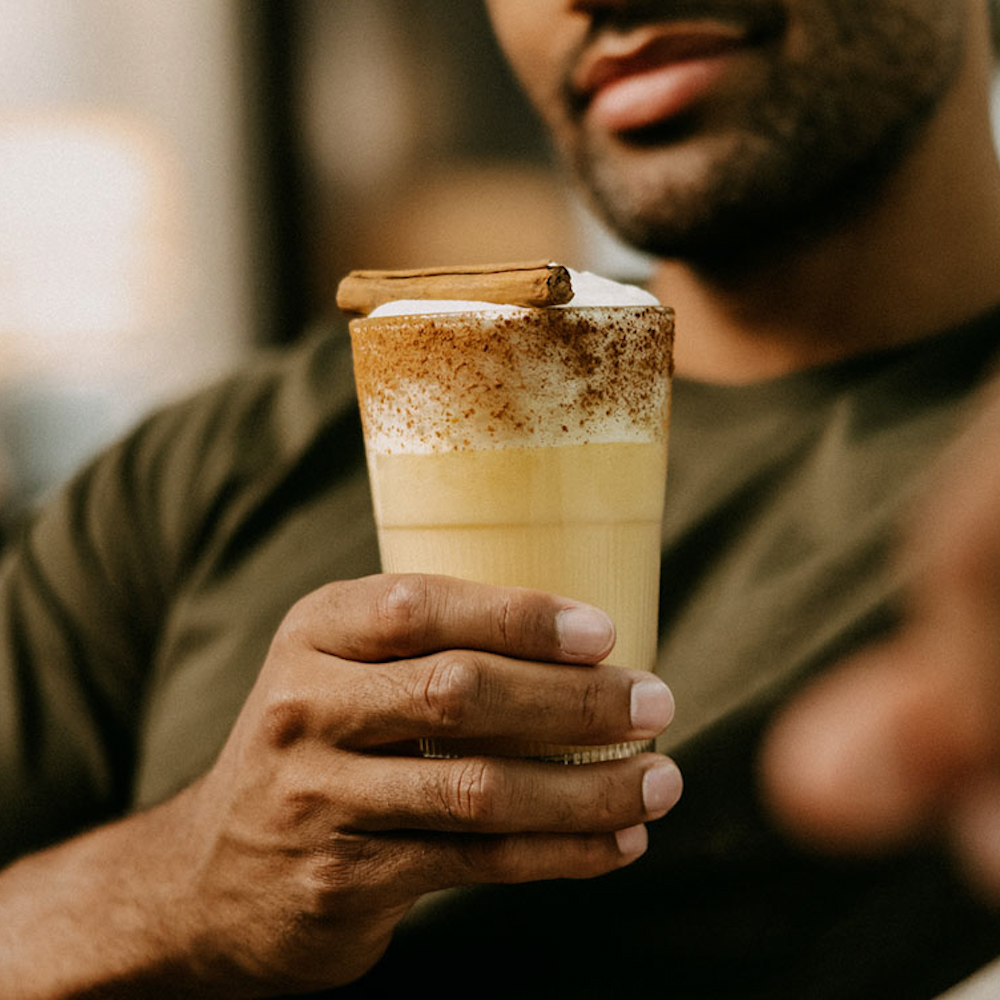 Menschen bereiten Drinks zu, stoßen miteinander an und verbringen gemeinsame Zeit in unterschiedlichen Innen- und Außenbereichen. Die Szenen zeigen die ECKES Sorten als Teil gemeinsamer Begegnungen und kleiner Genussmomente im Alltag. Die Leitidee „Magic of Everyday Life“ und der neue Markenauftritt von ECKES werden veranschaulicht.