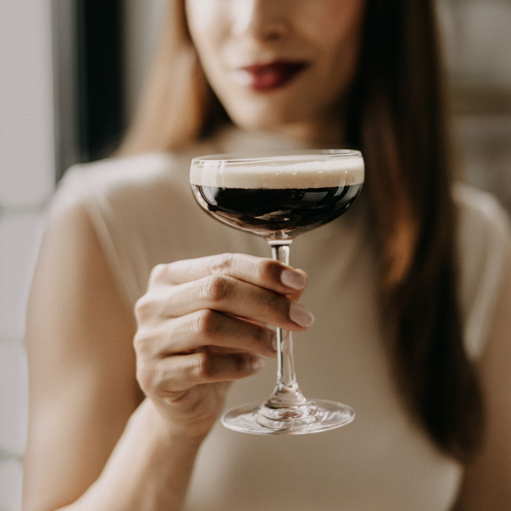 Menschen bereiten Drinks zu, stoßen miteinander an und verbringen gemeinsame Zeit in unterschiedlichen Innen- und Außenbereichen. Die Szenen zeigen die ECKES Sorten als Teil gemeinsamer Begegnungen und kleiner Genussmomente im Alltag. Die Leitidee „Magic of Everyday Life“ und der neue Markenauftritt von ECKES werden veranschaulicht.