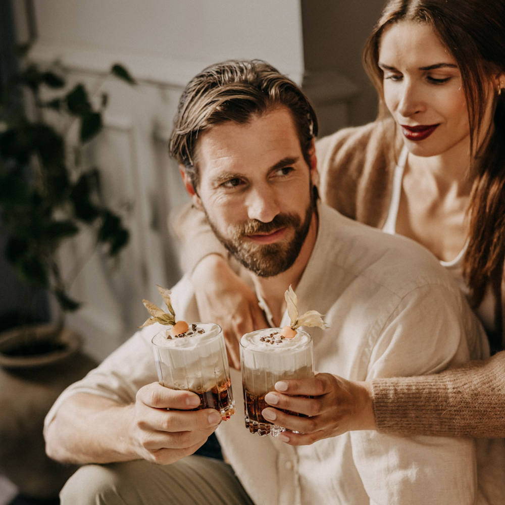 Menschen bereiten Drinks zu, stoßen miteinander an und verbringen gemeinsame Zeit in unterschiedlichen Innen- und Außenbereichen. Die Szenen zeigen die ECKES Sorten als Teil gemeinsamer Begegnungen und kleiner Genussmomente im Alltag. Die Leitidee „Magic of Everyday Life“ und der neue Markenauftritt von ECKES werden veranschaulicht.