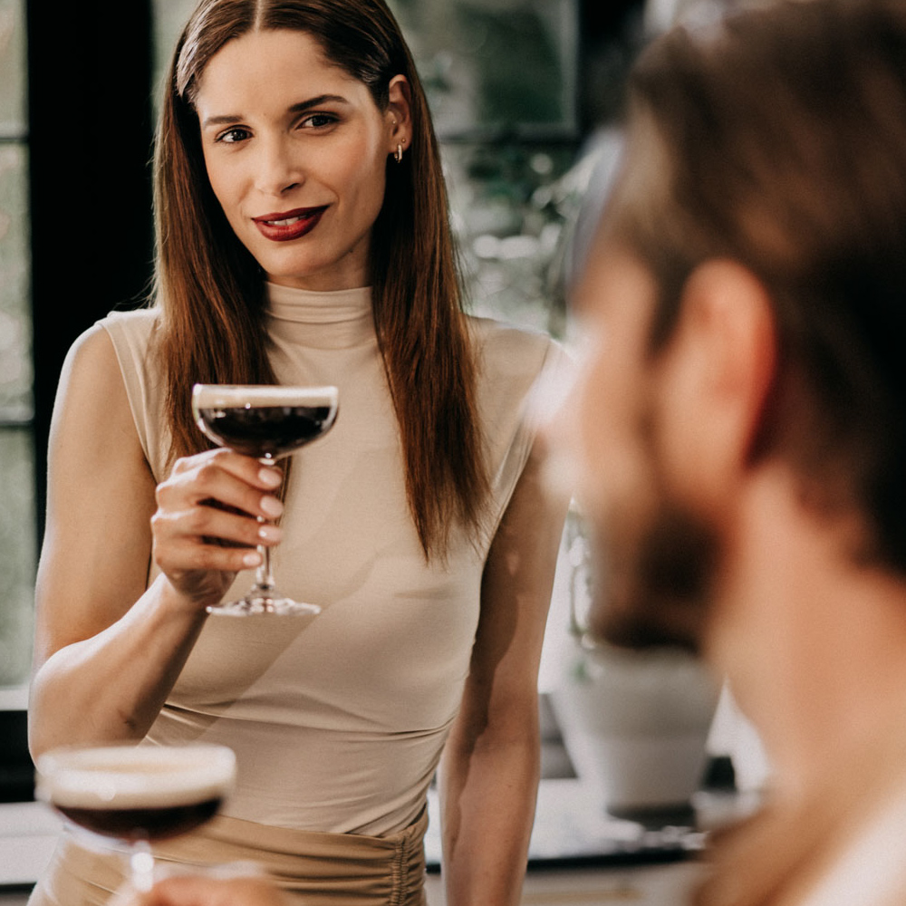 Menschen bereiten Drinks zu, stoßen miteinander an und verbringen gemeinsame Zeit in unterschiedlichen Innen- und Außenbereichen. Die Szenen zeigen die ECKES Sorten als Teil gemeinsamer Begegnungen und kleiner Genussmomente im Alltag. Die Leitidee „Magic of Everyday Life“ und der neue Markenauftritt von ECKES werden veranschaulicht.