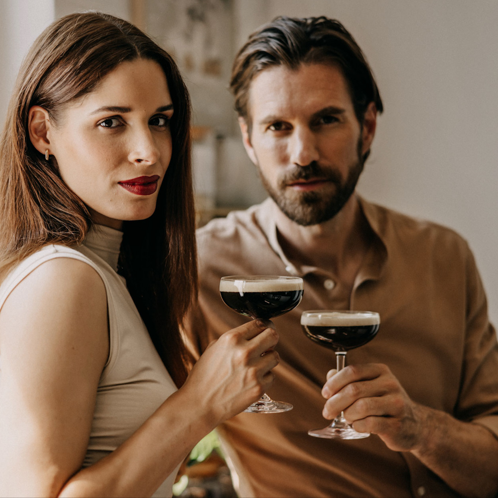 Menschen bereiten Drinks zu, stoßen miteinander an und verbringen gemeinsame Zeit in unterschiedlichen Innen- und Außenbereichen. Die Szenen zeigen die ECKES Sorten als Teil gemeinsamer Begegnungen und kleiner Genussmomente im Alltag. Die Leitidee „Magic of Everyday Life“ und der neue Markenauftritt von ECKES werden veranschaulicht.