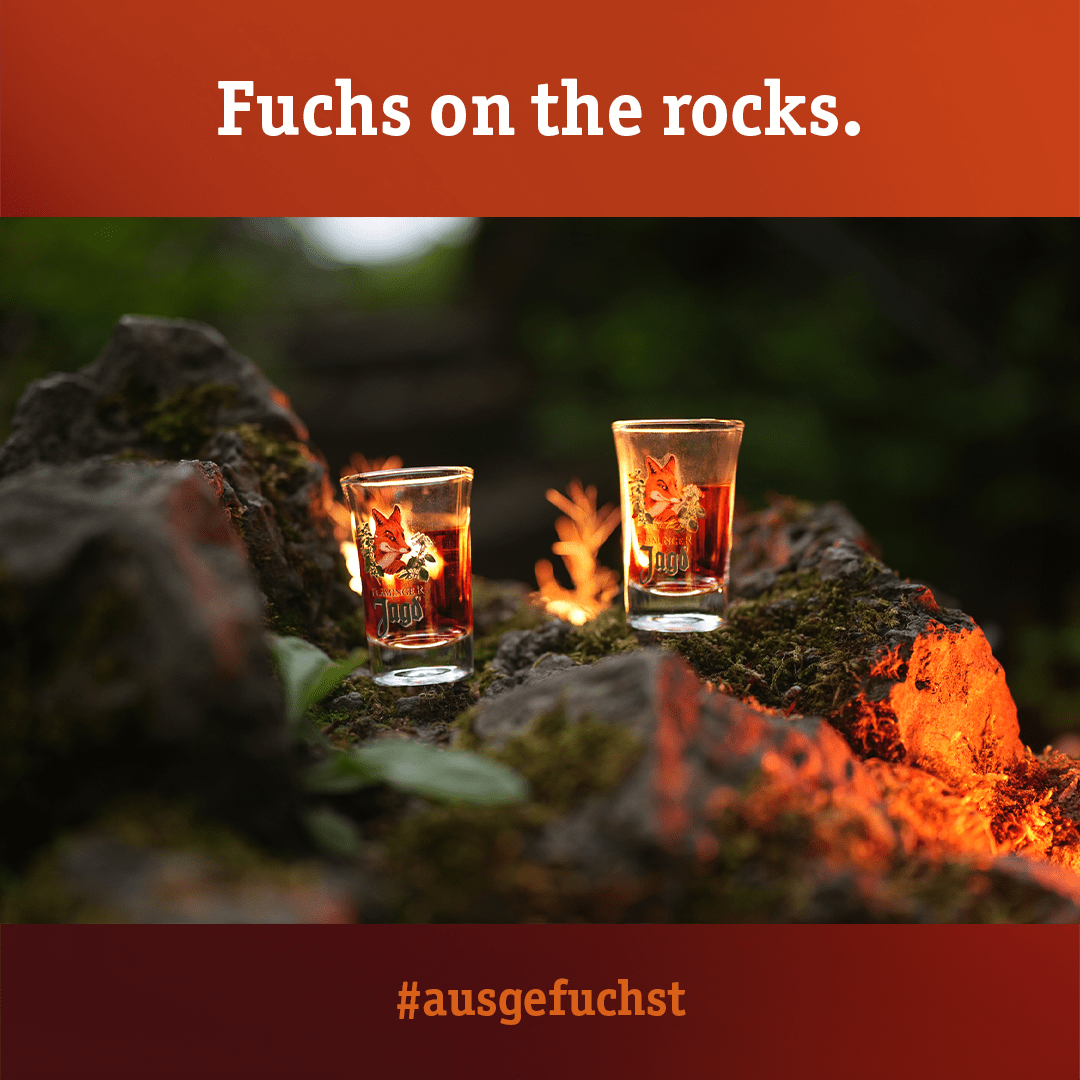 Zwei gebrandete Shotgläser auf einem Felsen