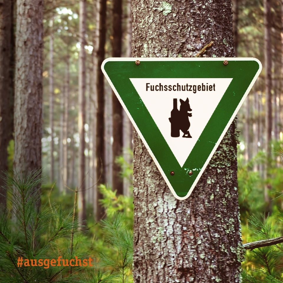 Ein Forstschild mit der Aufschrift Fuchsschutzgebiet