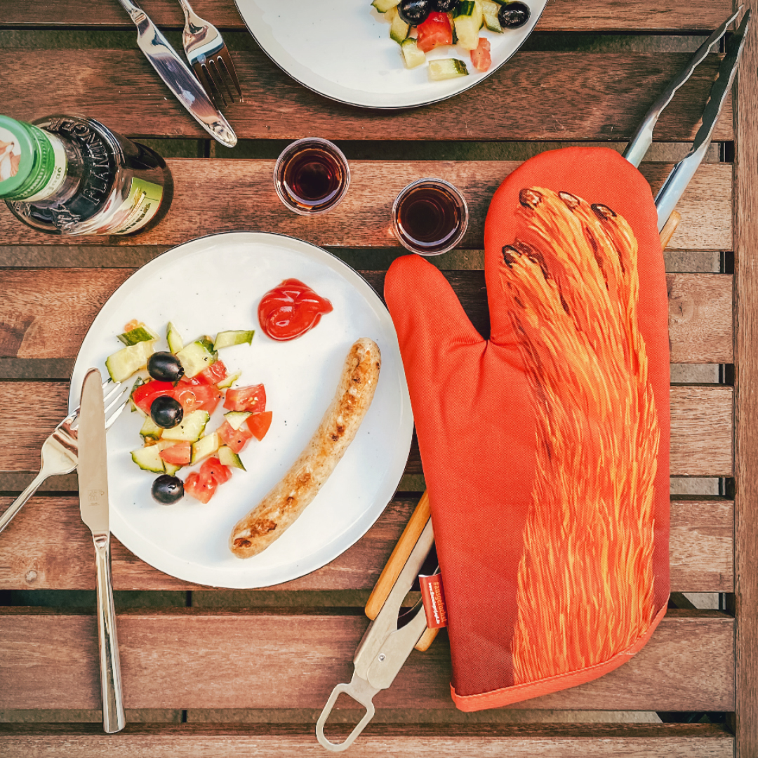 Ein gedeckter Esstisch mit Fläminger Jagd Fanartikeln