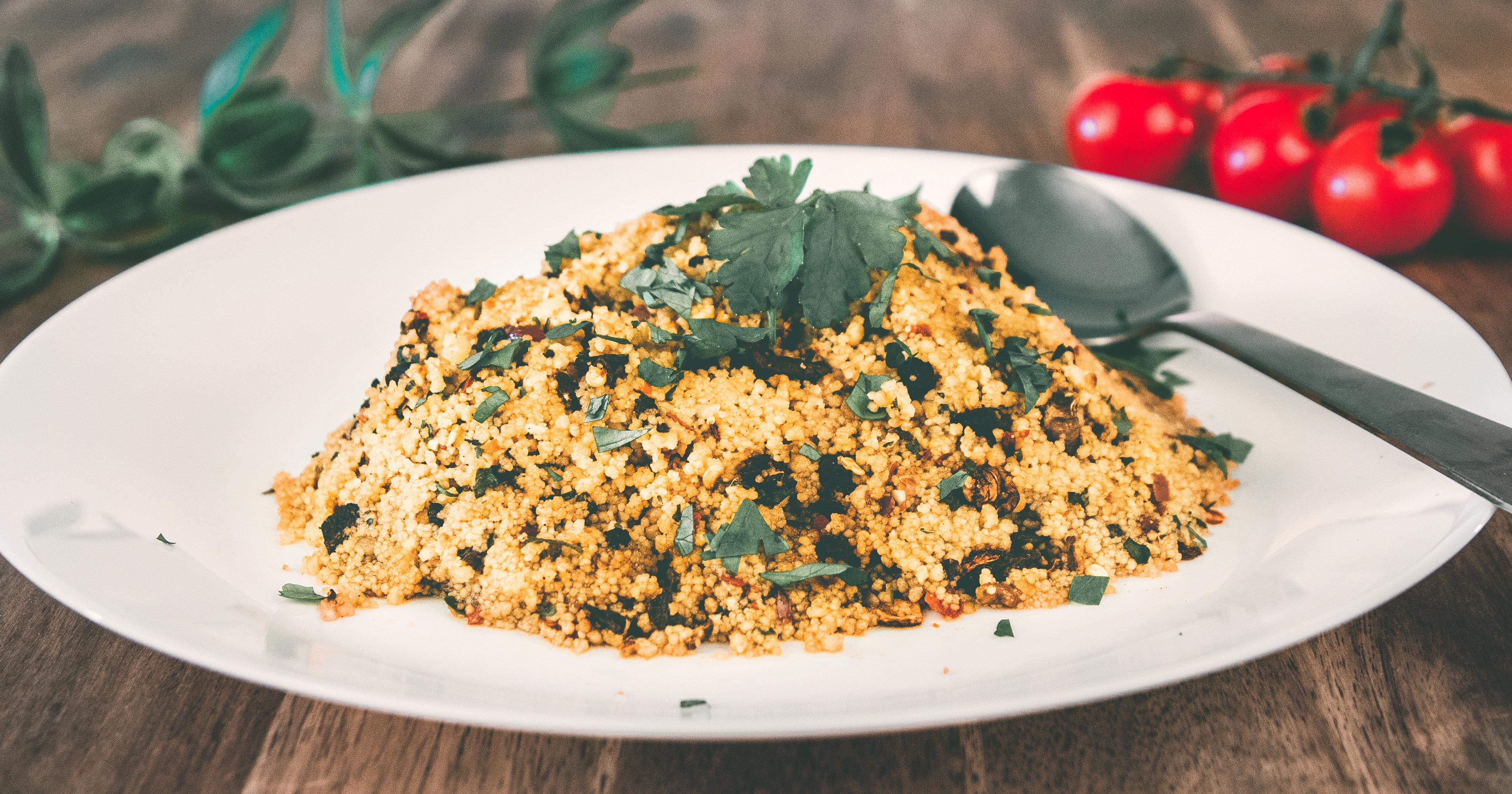 Ein Teller mit Couscous und frischen Kräutern 