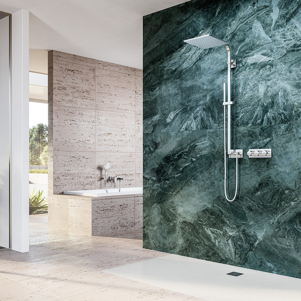 Das Bild zeigt ein modernes, helles Badezimmer als 3D Rendering. Im Hintergrund eine großzügige Wanne, im Vordergrund eine barrierefreie Regendusche mit dunkelgrünen Marmorfließen.