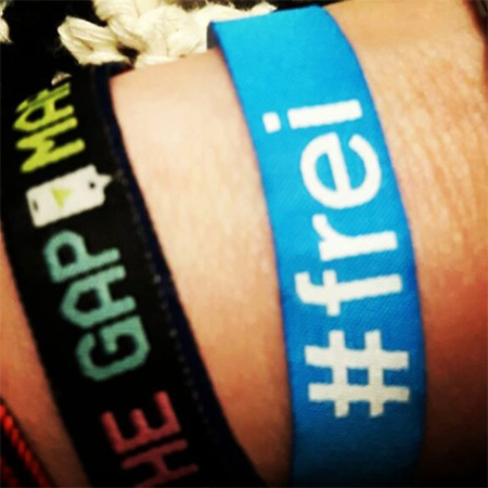 Das Foto zeigt ein #frei Band mit Arm aus nächster Nähe.