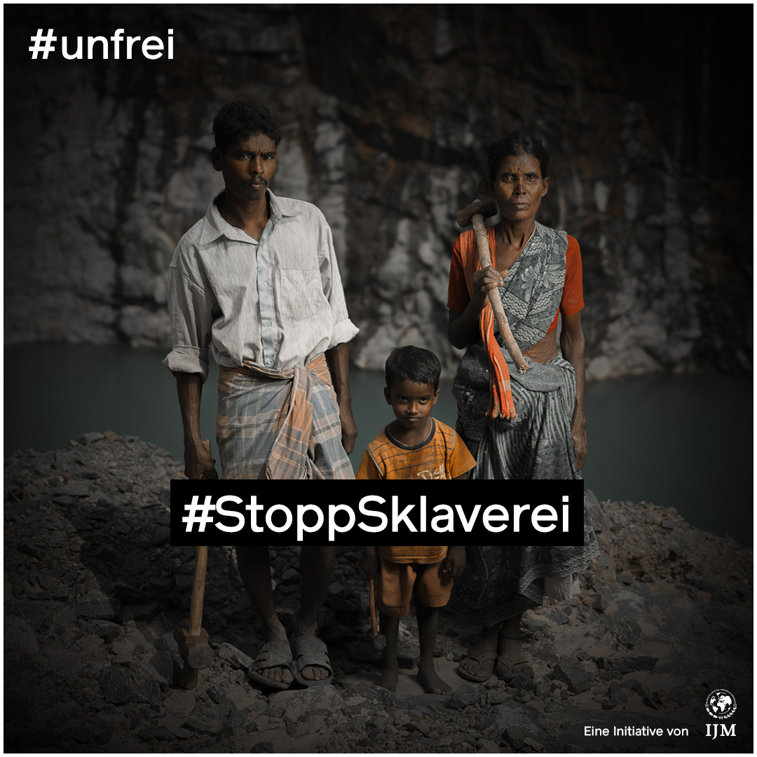 Man sieht drei Kinder in Lumpen gekleidet. Darauf die weiße Schrift „#StopptSklaverei“.