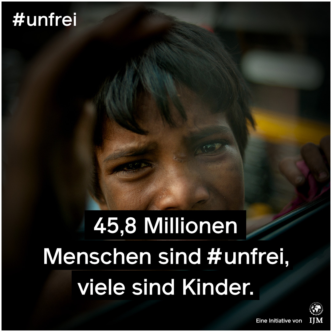 Man sieht ein Kind mit dunklem Teint. Darauf die weiße Schrift „45,8 Millionen Menschen sind #unfrei, viele davon Kinder.“