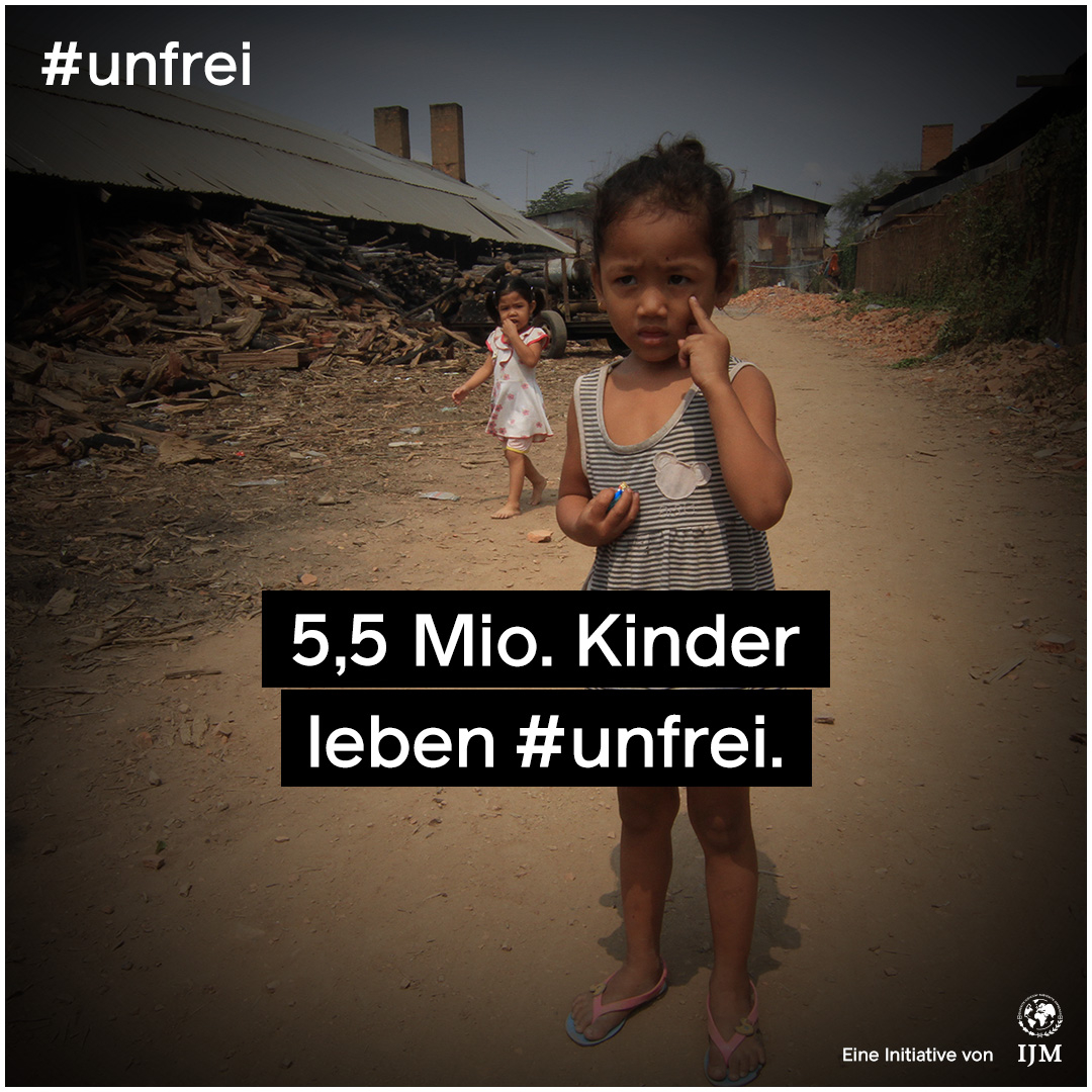 Man sieht ein Mädchen in einem Slum. Darauf die weiße Schrift „5,5 Millionen Kinder leben #unfrei“.