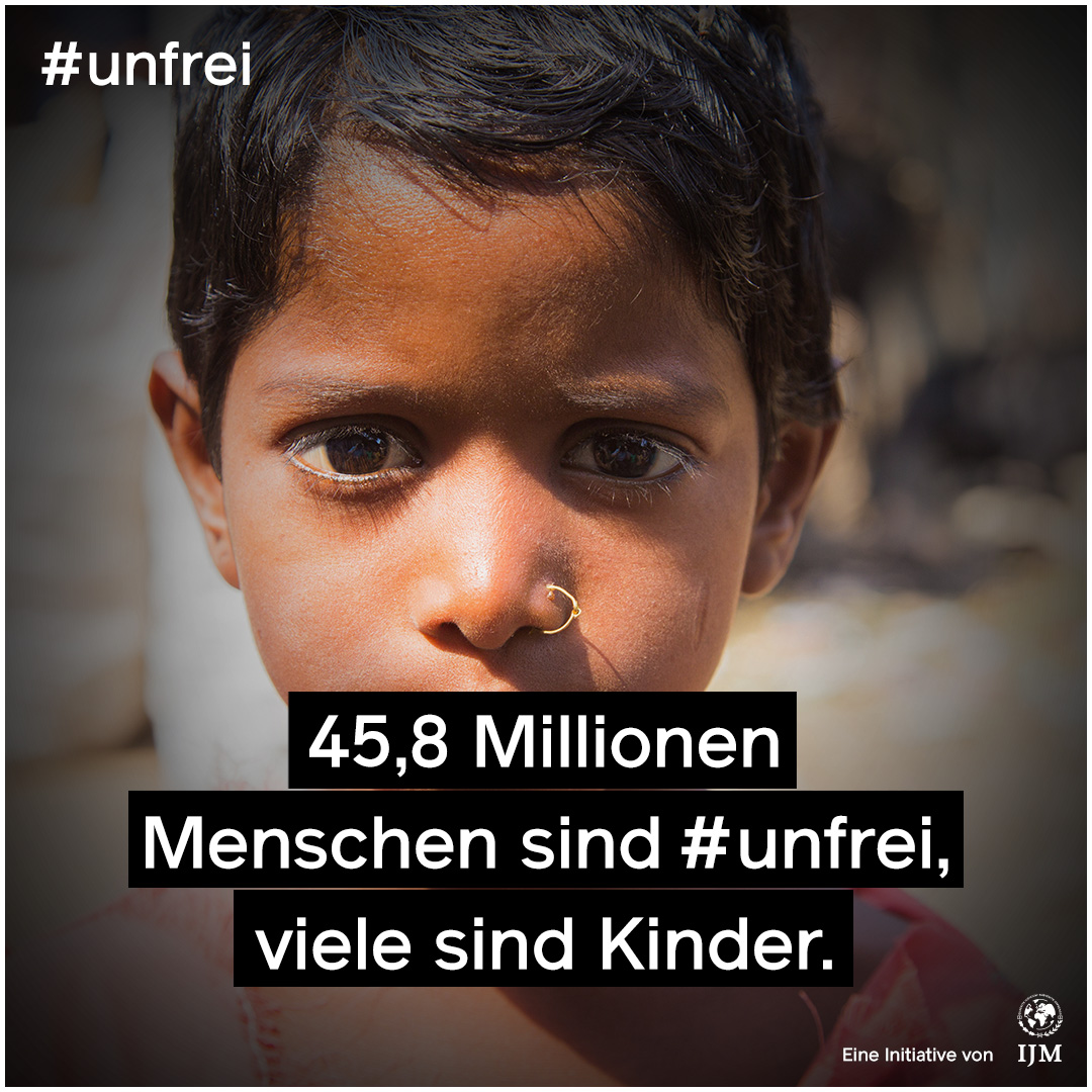 Man sieht ein Mädchen mit Nasenring. Darauf die weiße Schrift „45,8 Millionen Menschen sind #unfrei, viele sind Kinder.“