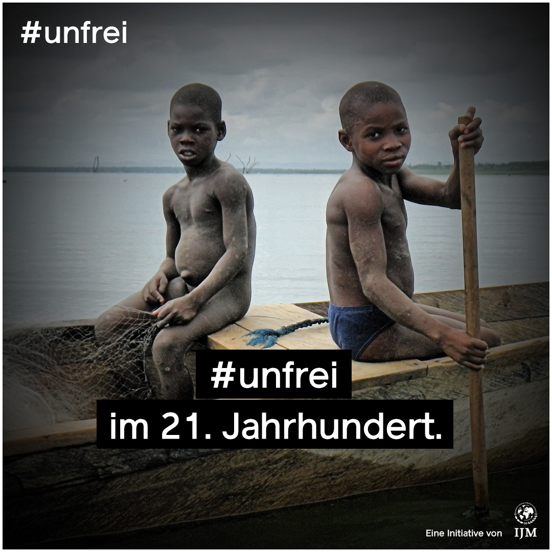 Man sieht zwei Kinder in einem Boot. Darauf die weiße Schrift „#unfrei im 21. Jahrhundert“.