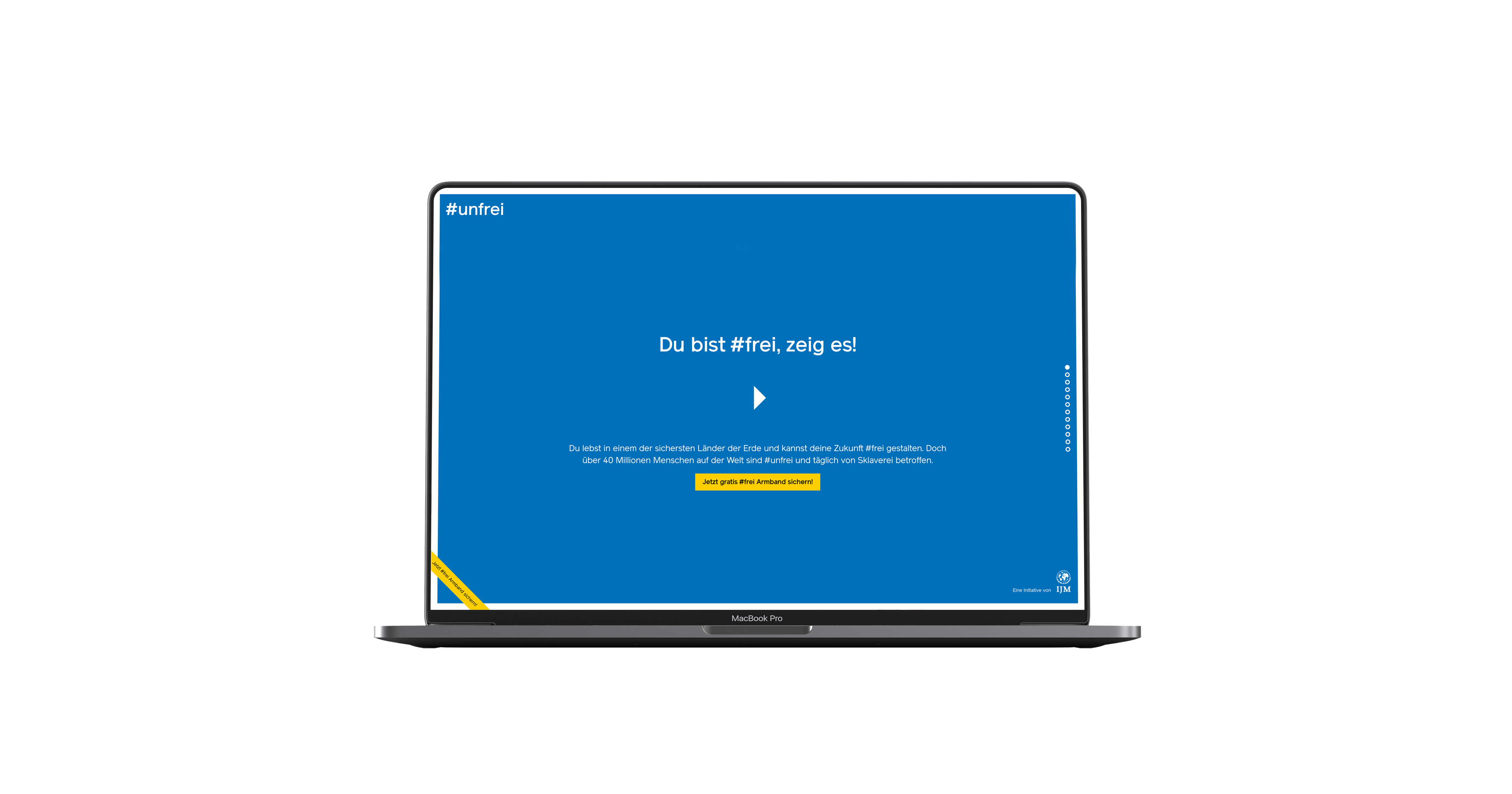 Man sieht einen Laptop, darauf ist die Startseite der unfrei Website zu sehen mit Schrift auf weißem Grund und einem Play-Button.